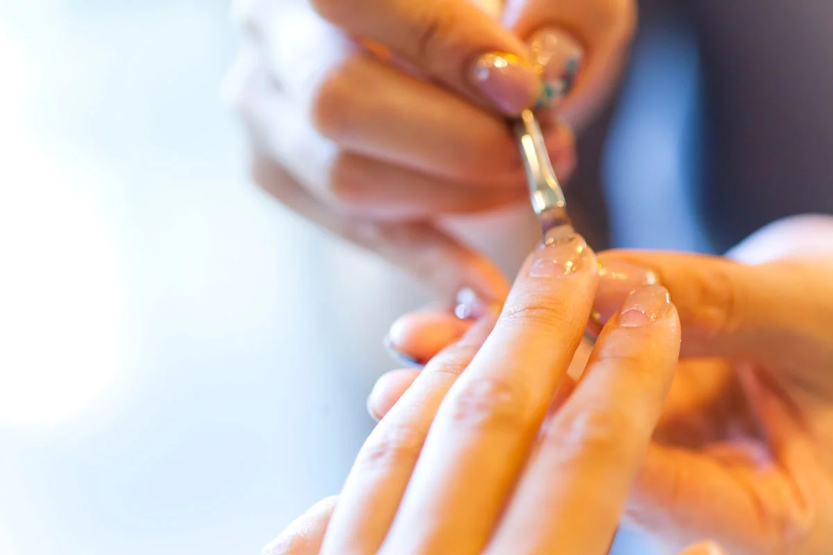 ネイリスト検定3級の実技課題を練習している手元画像