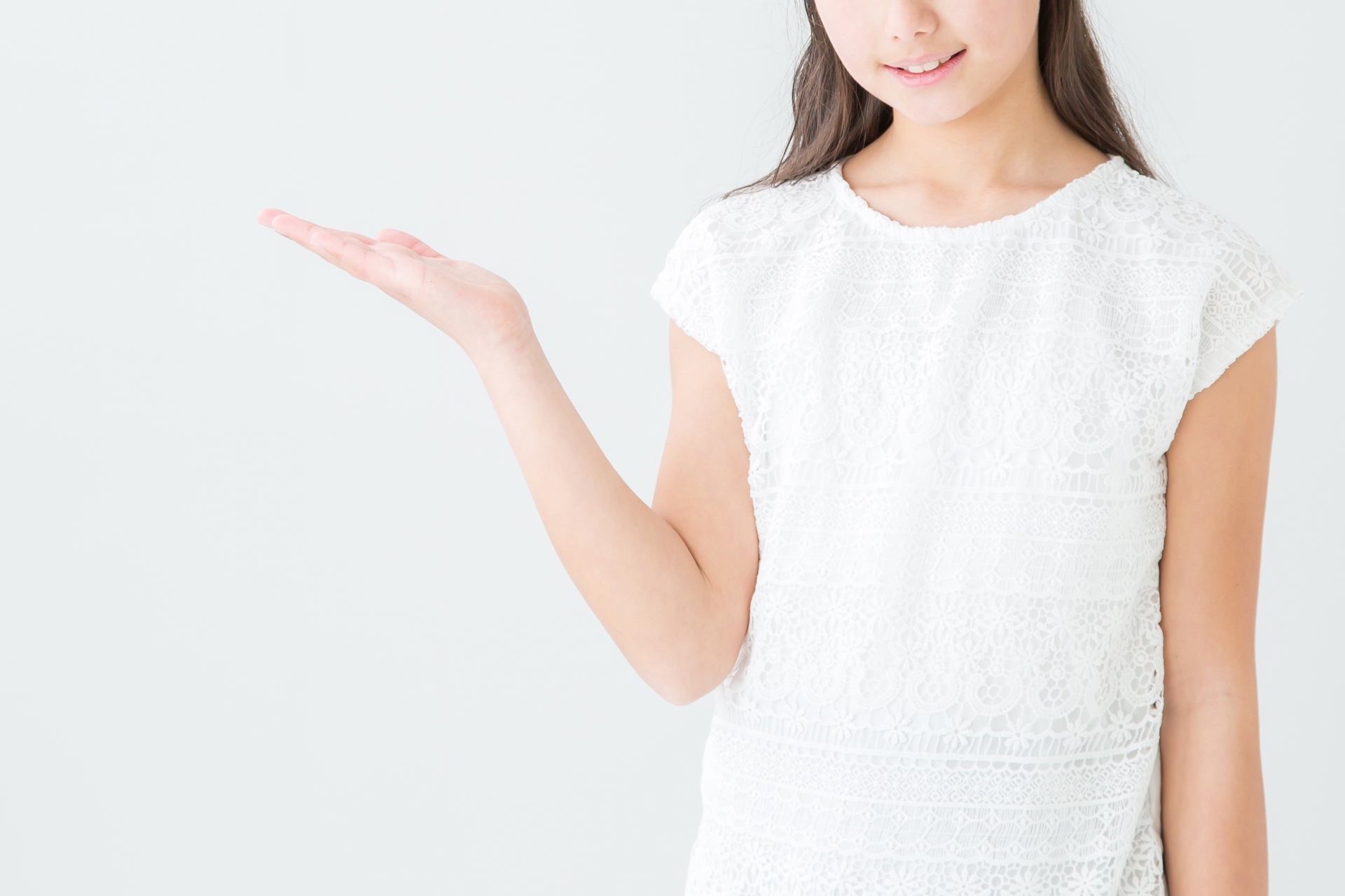 爪の縦線ケアをする時の注意点を伝える女性の画像