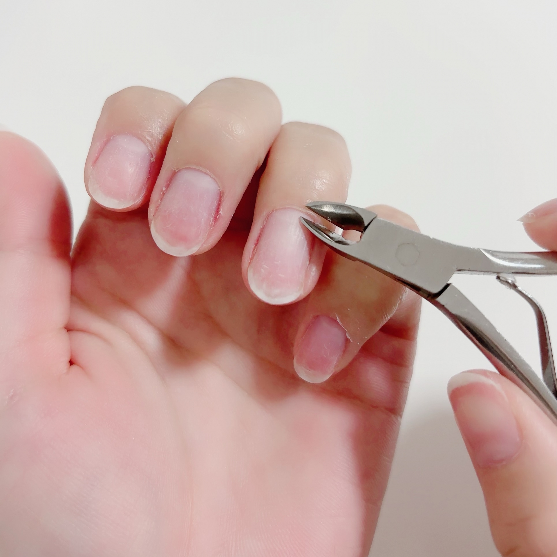 キューティクルニッパーで甘皮をカットする様子