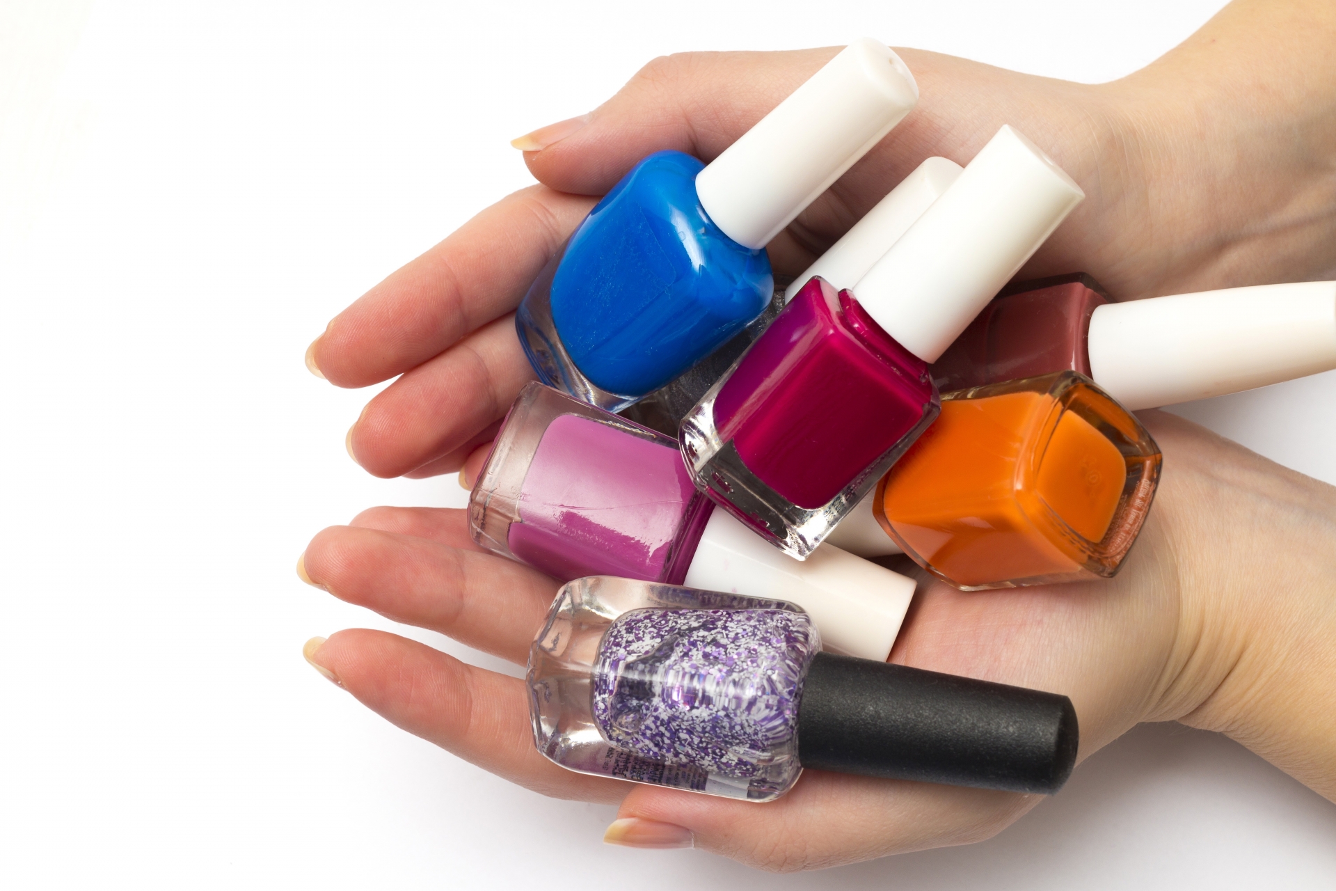 たくさんのマニキュアを手にしている画像
