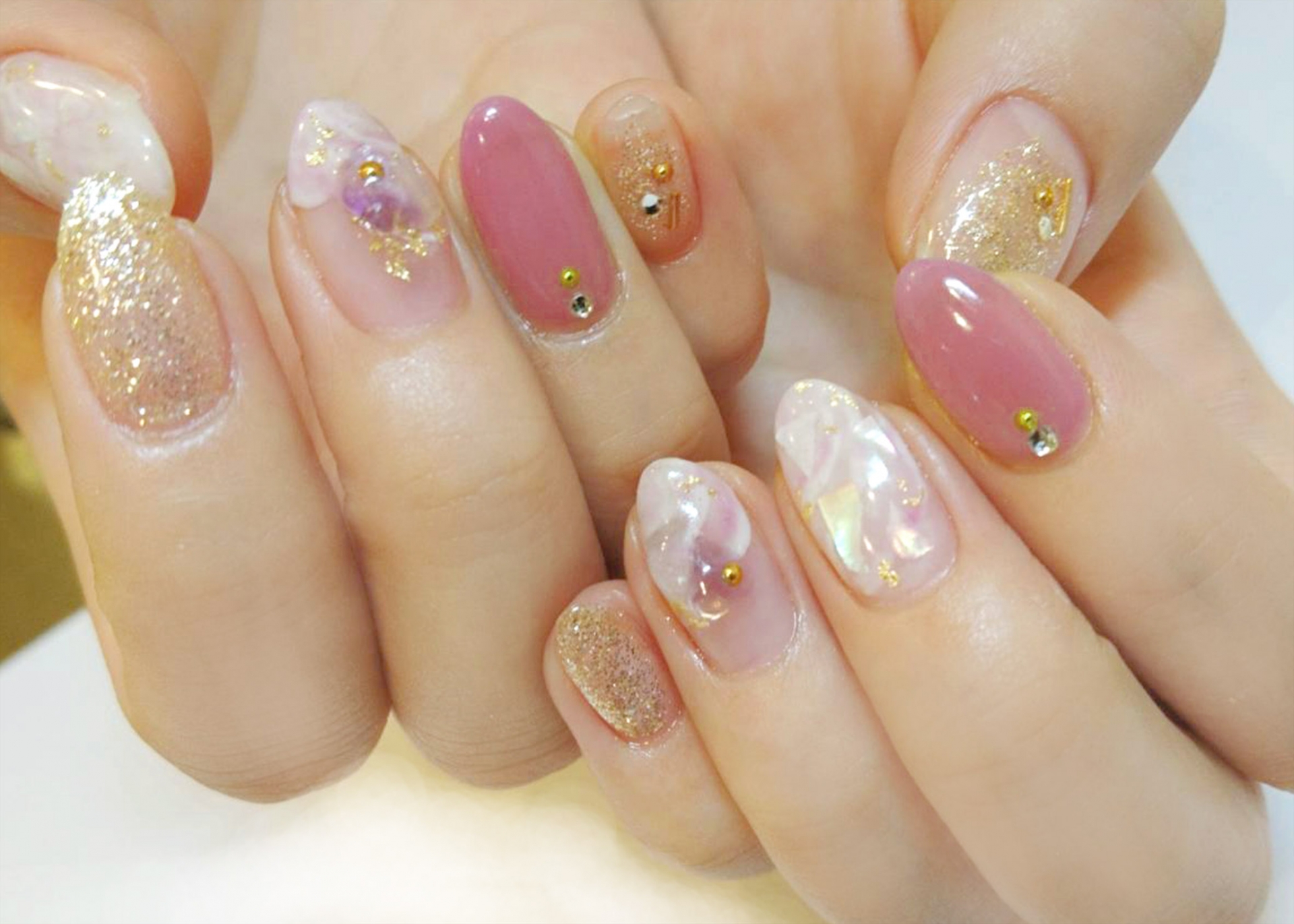 セリアのジェルでネイルアートを施した爪の画像