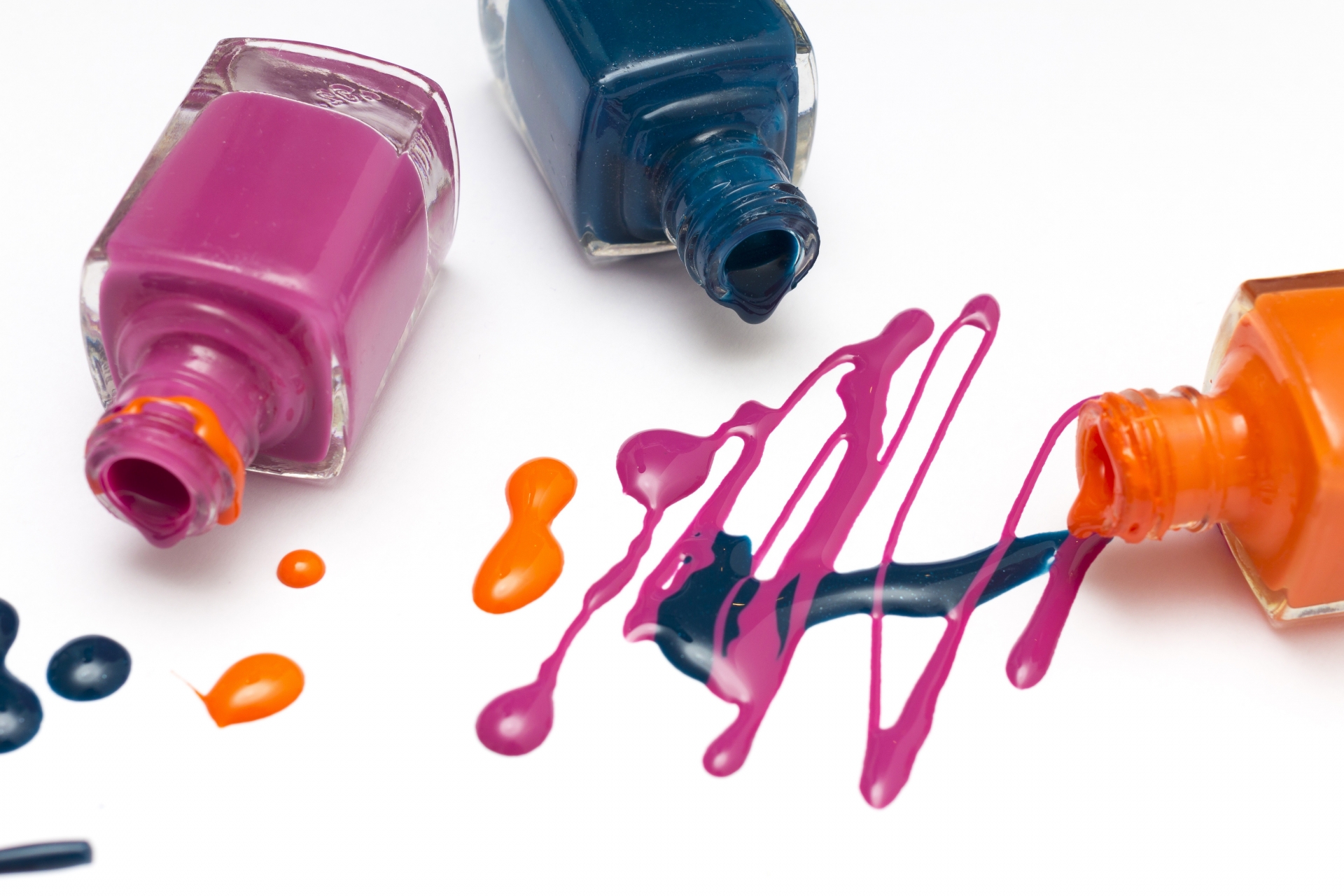 マニキュアのボトルが並ぶ画像