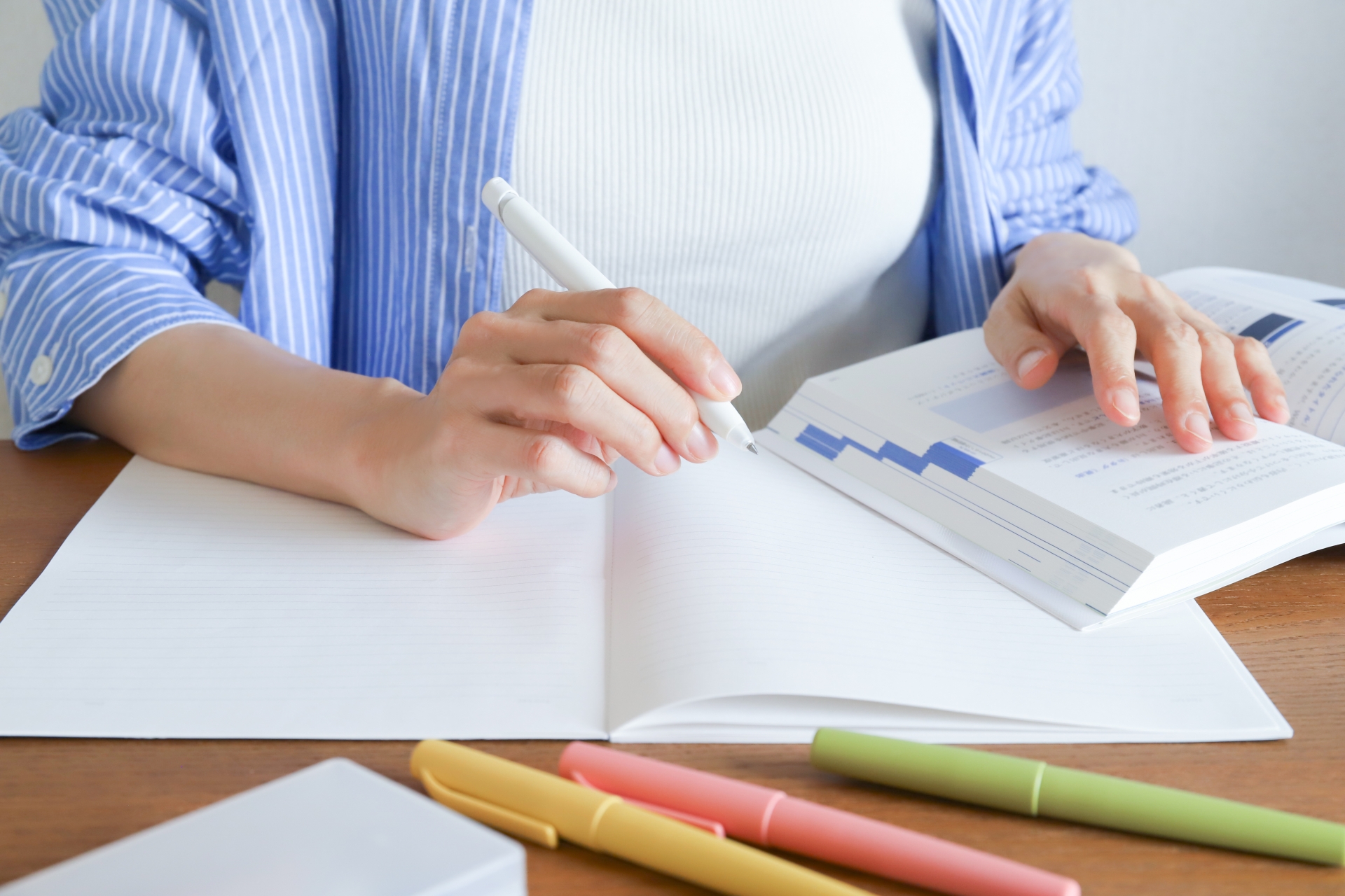 ネイリスト検定の勉強をしているイメージ画像