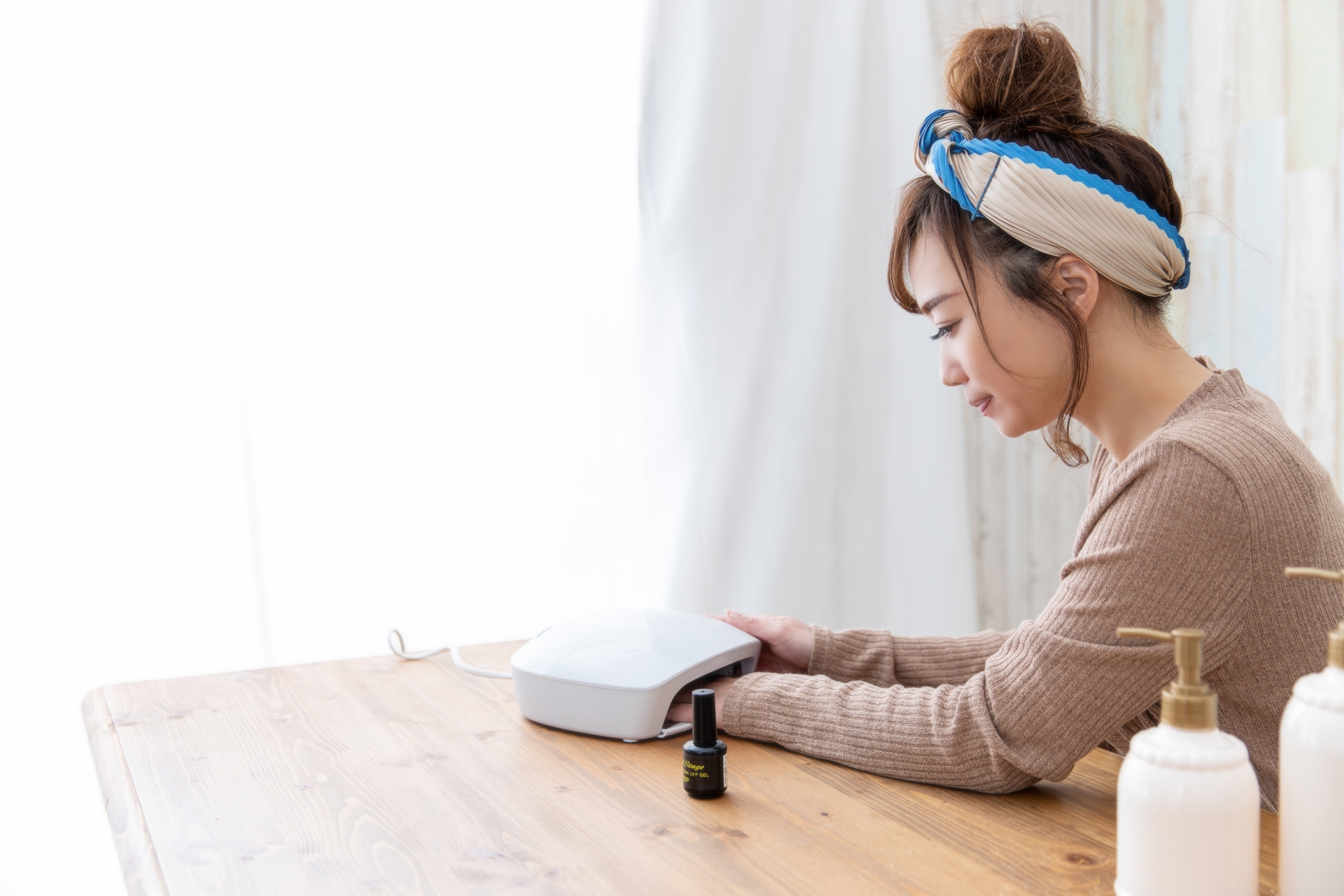 セリアのジェルでセルフネイルをしている女性の画像