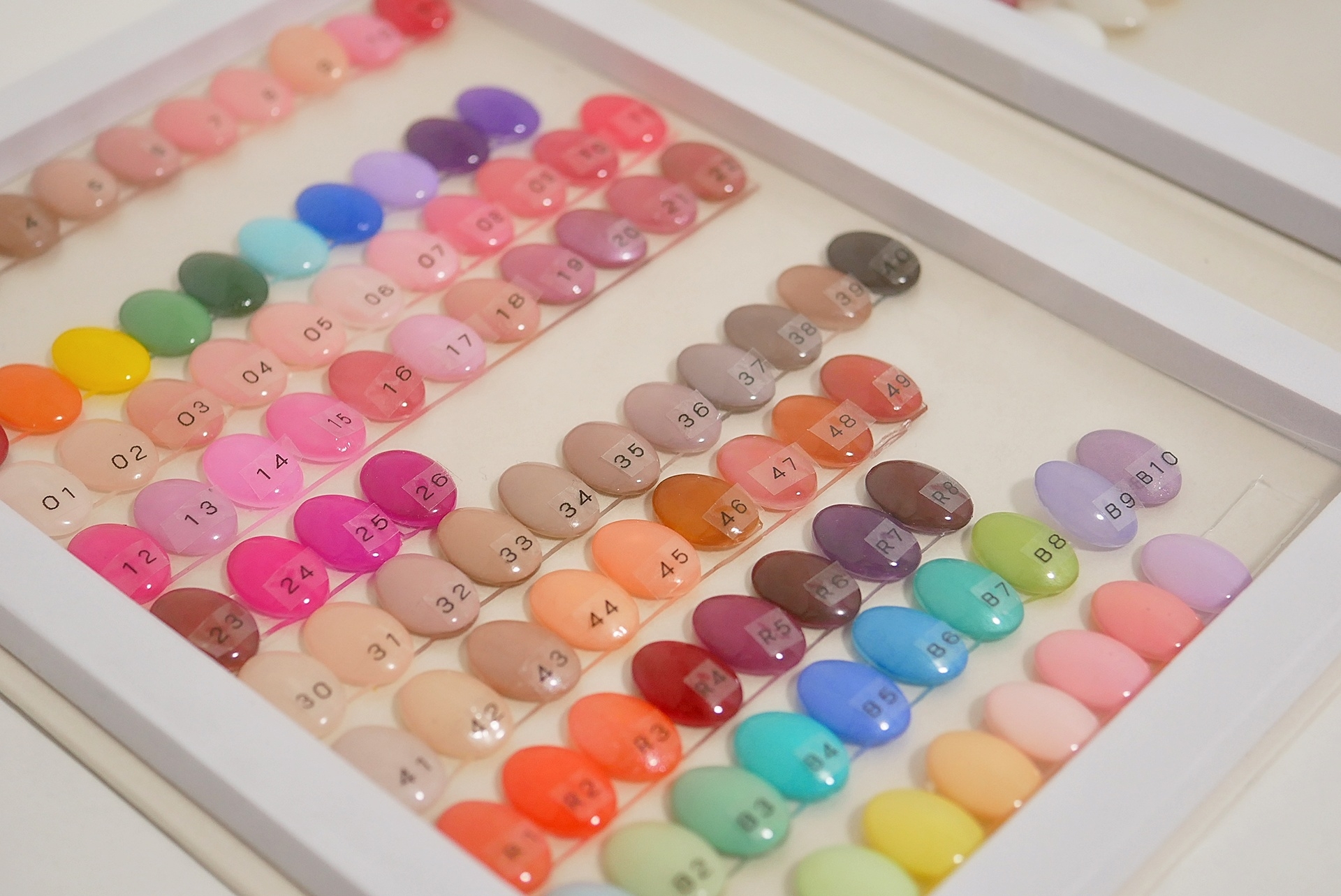 様々なネイルカラーのチップが並ぶ画像