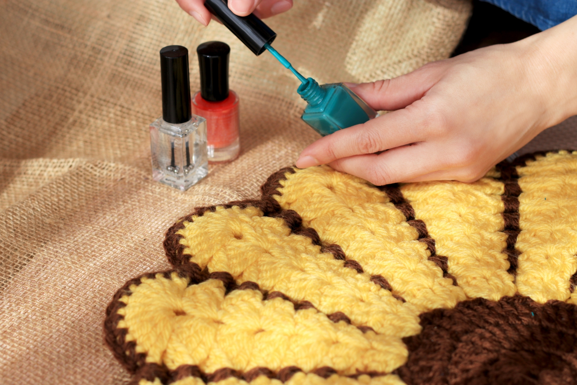 マニキュアを布や紐のほつれ防止に使っている画像