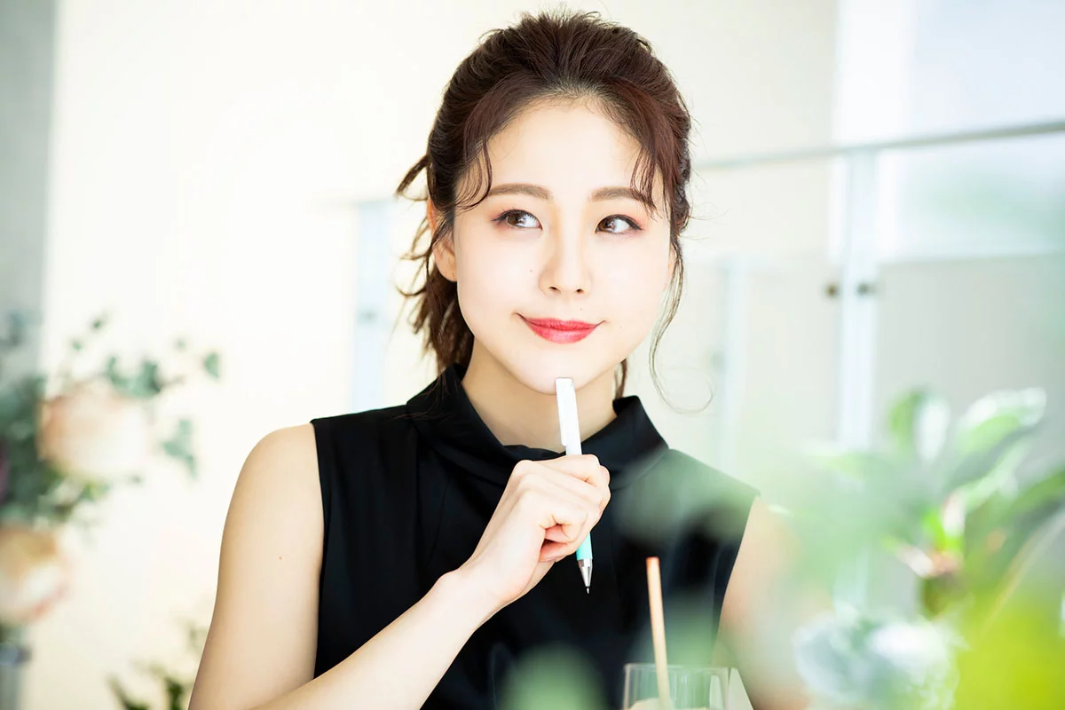 ネイリスト検定の勉強をしている女性の画像