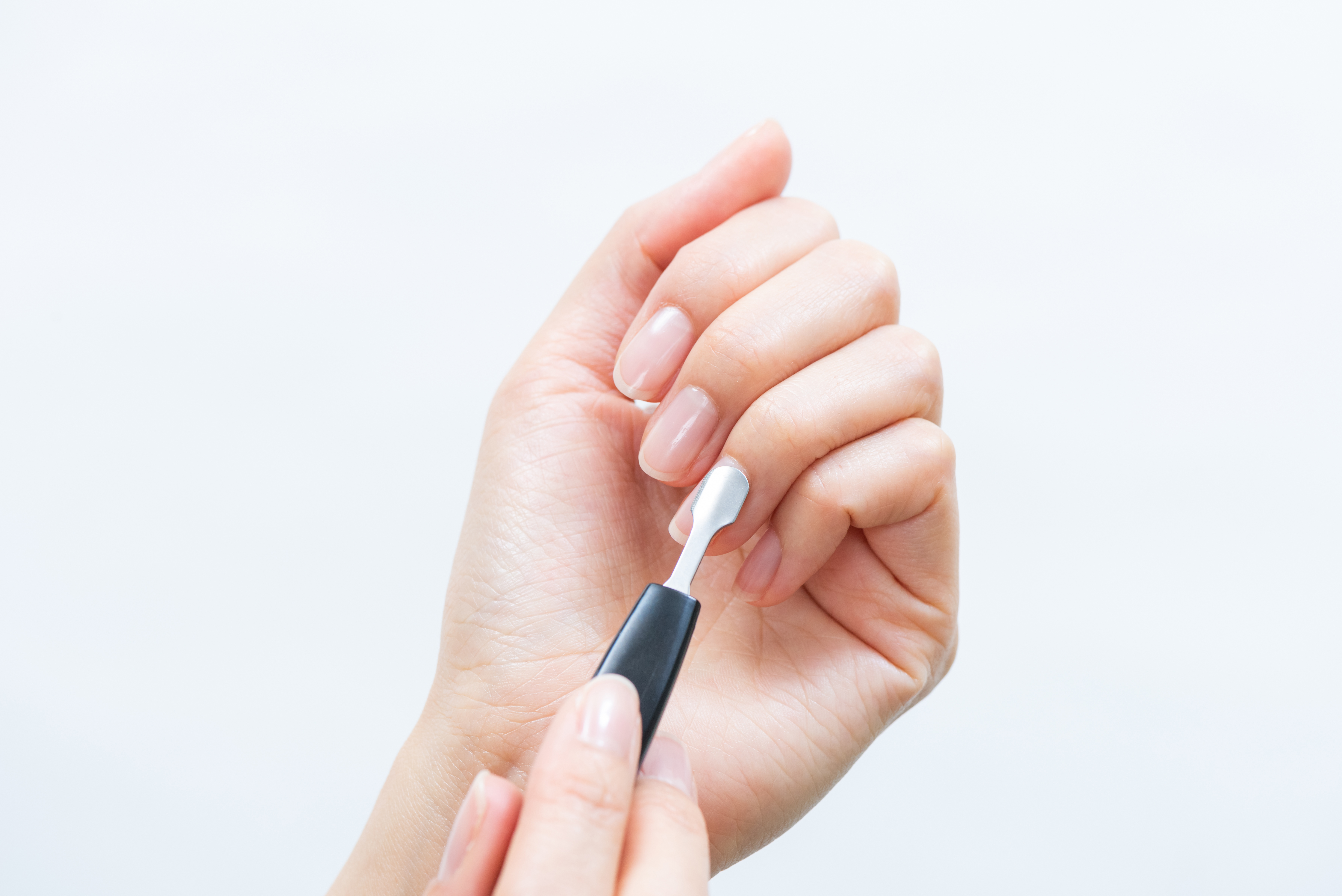 ネイルケアをしている様子