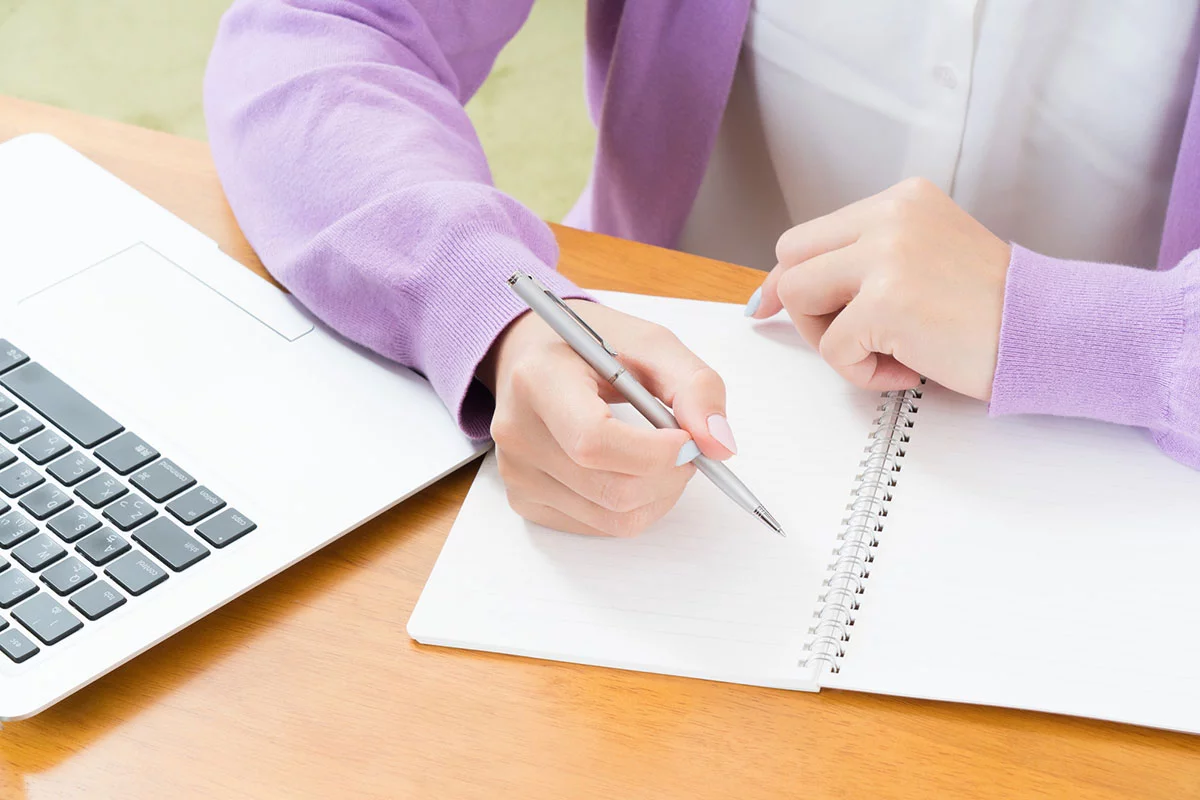 ジェルネイル検定中級の勉強をする女性の画像