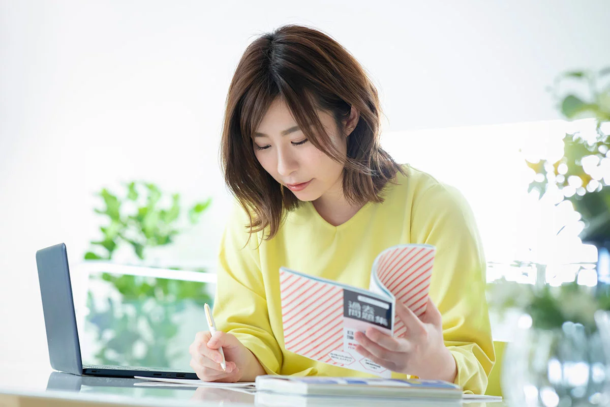 ネイリスト検定の勉強をしている女性の画像