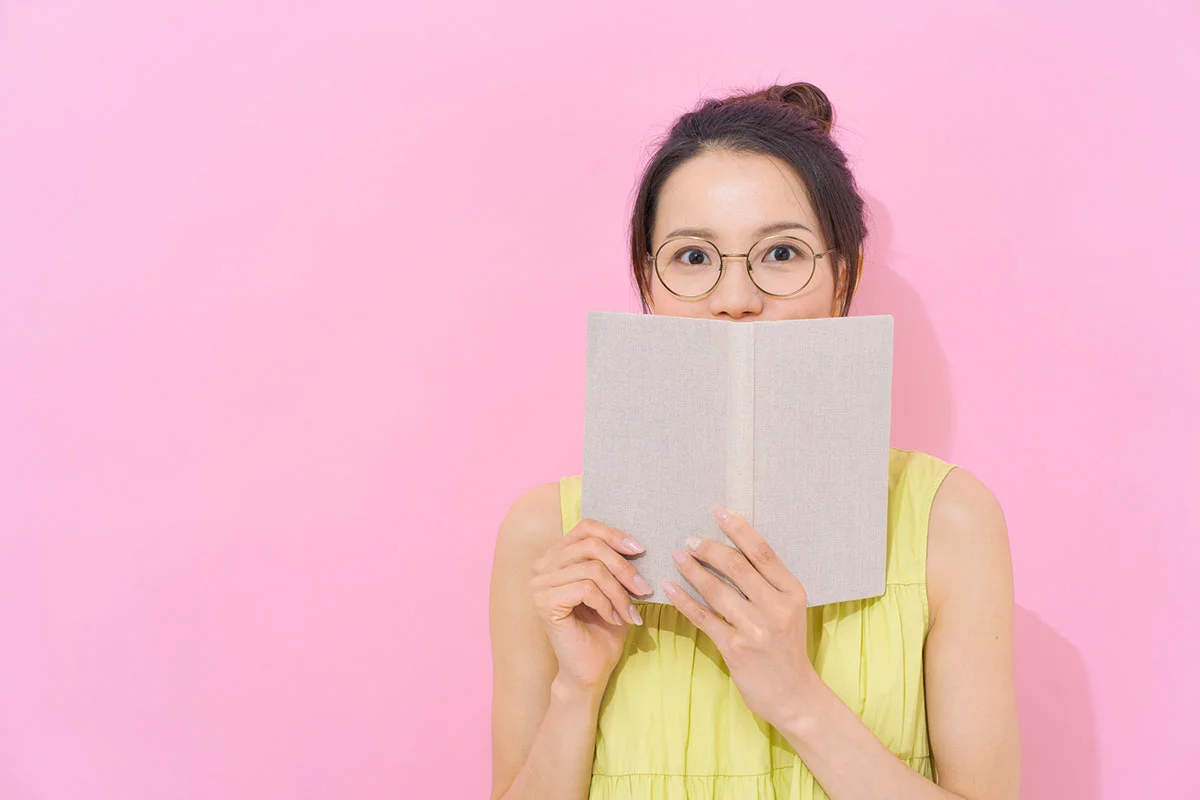 ジェルネイル検定中級の勉強をする女性の画像