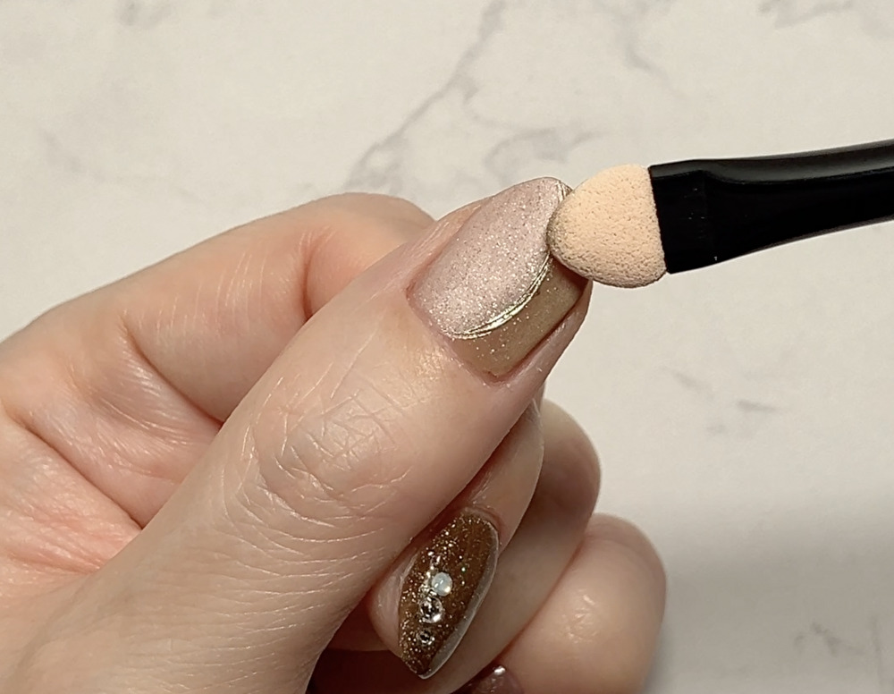 セルフでミラーネイルをしている指先