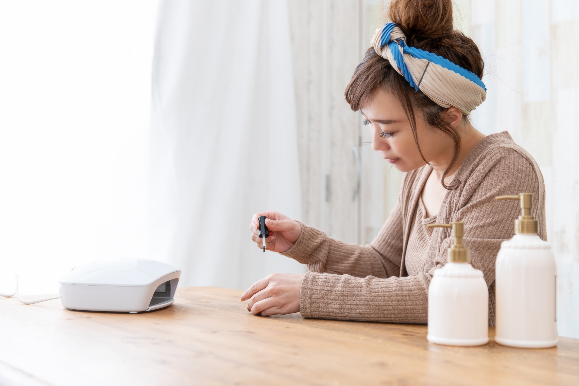 セルフネイルしている女性