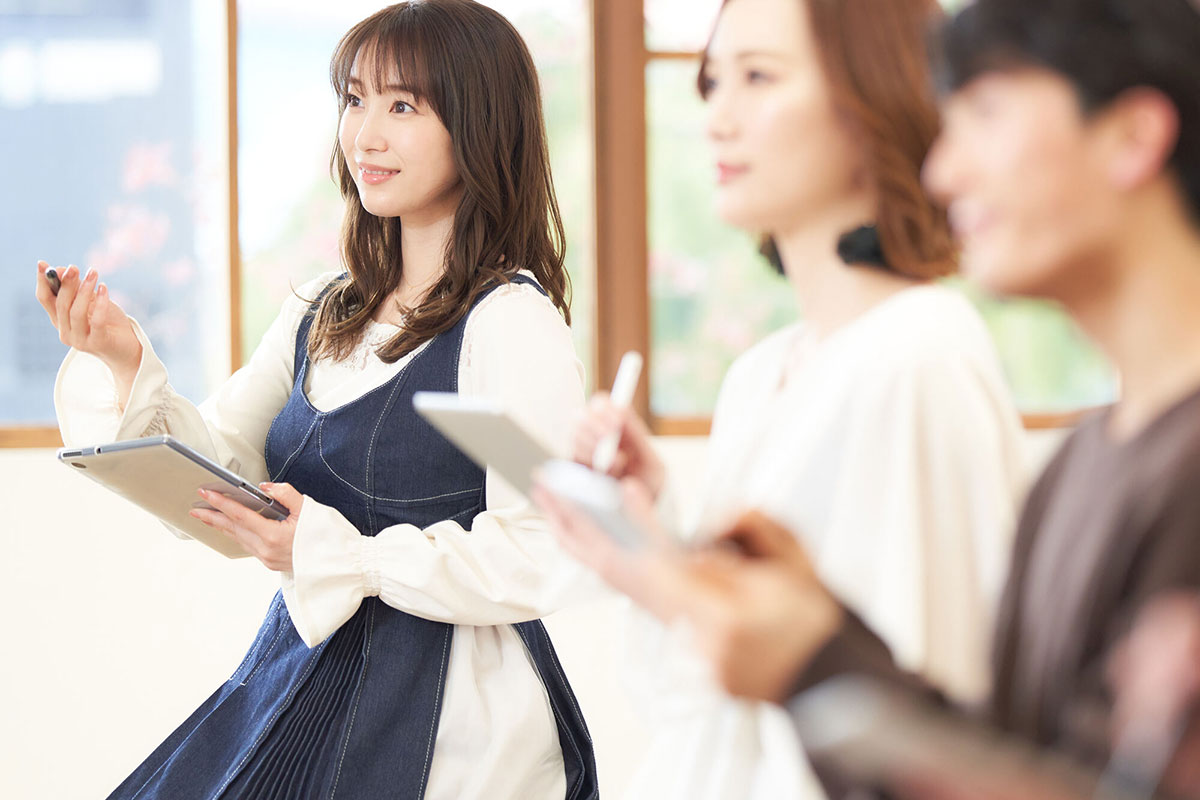 タブレットを持ち授業を受ける生徒の様子