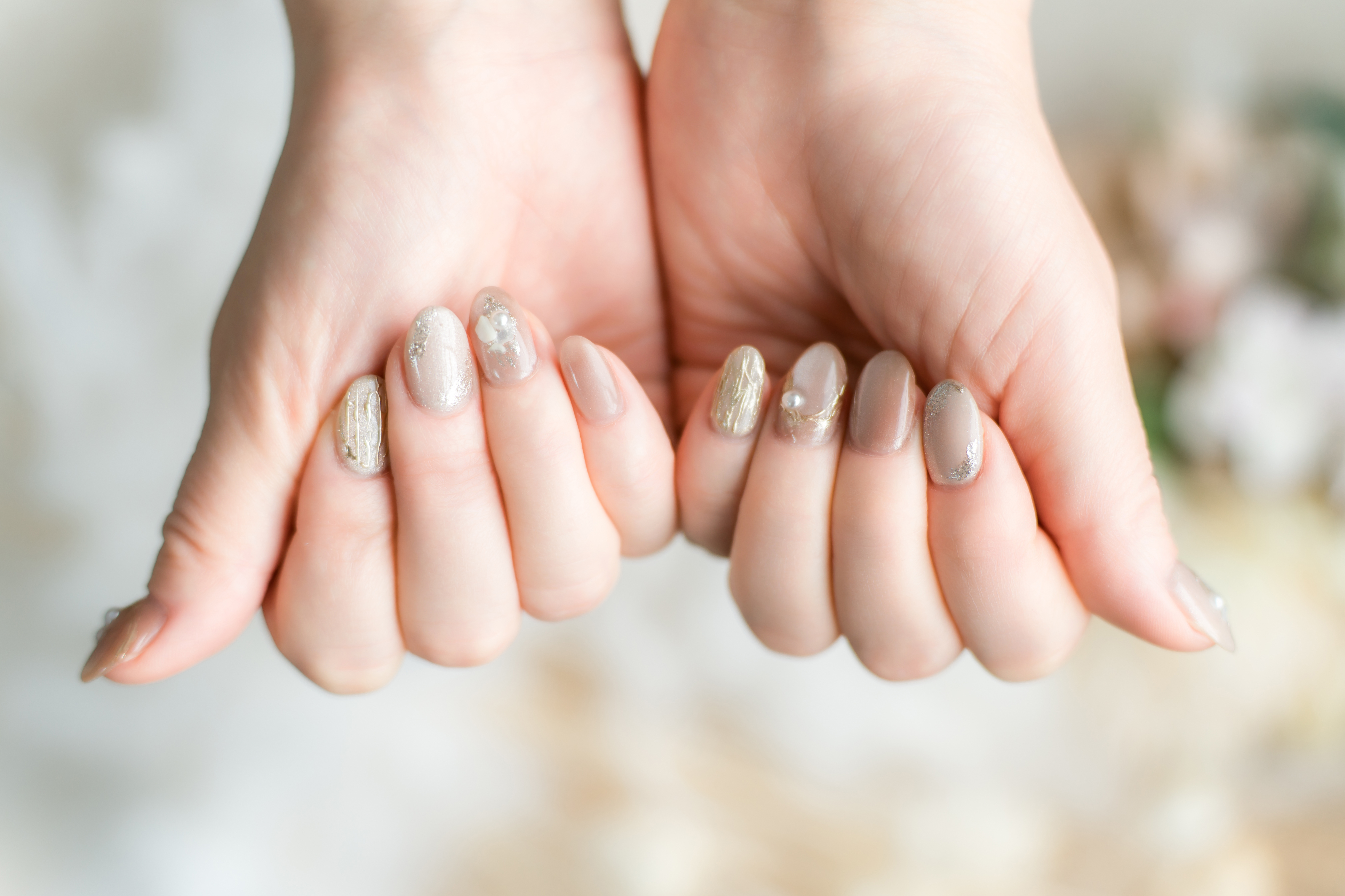 うねうねミラーネイルをした女性の手元