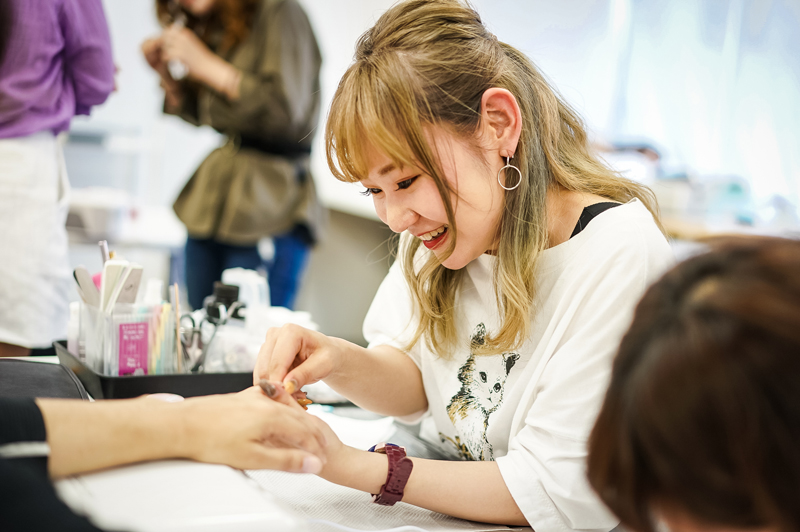 ネイリストの勉強をする女性