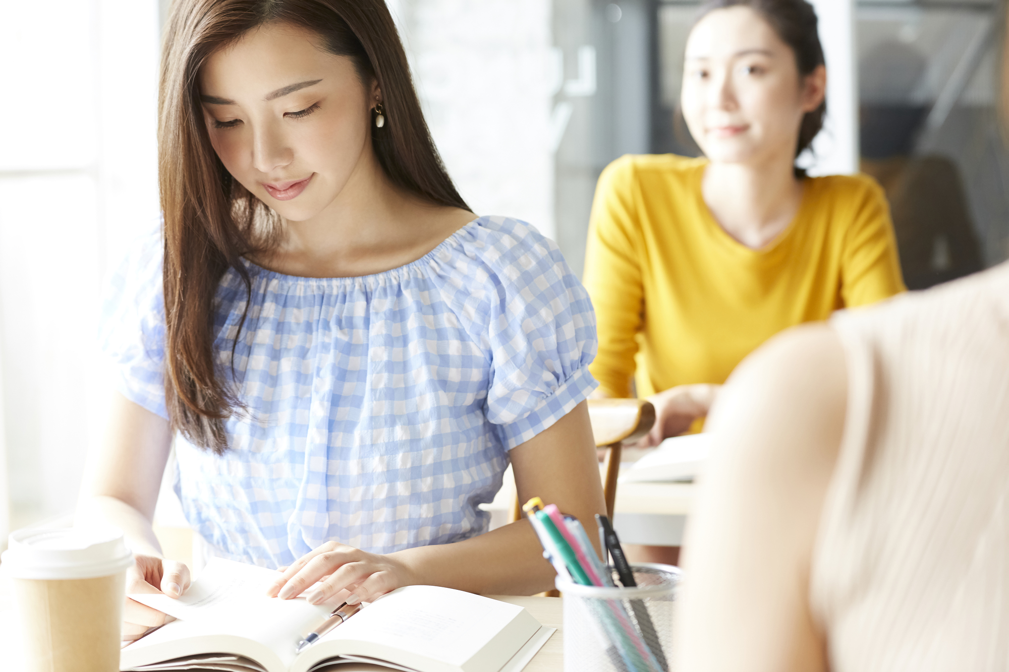 勉強する女性