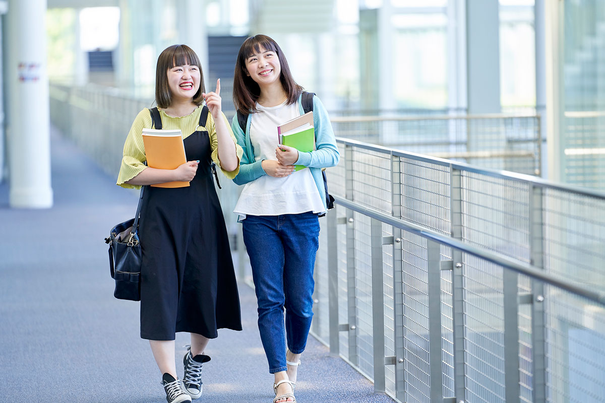 楽しそうに話している女子学生2人組