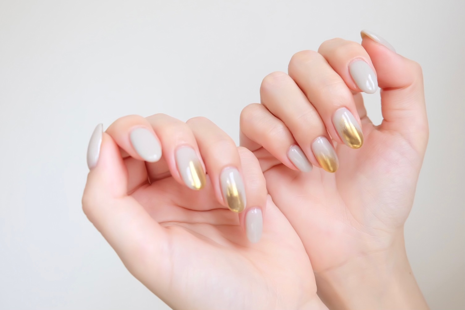 グラデーションミラーネイルをした女性の手元