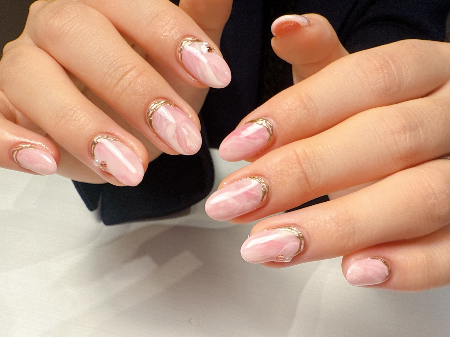 細い線のデザインが入ったミラーネイル