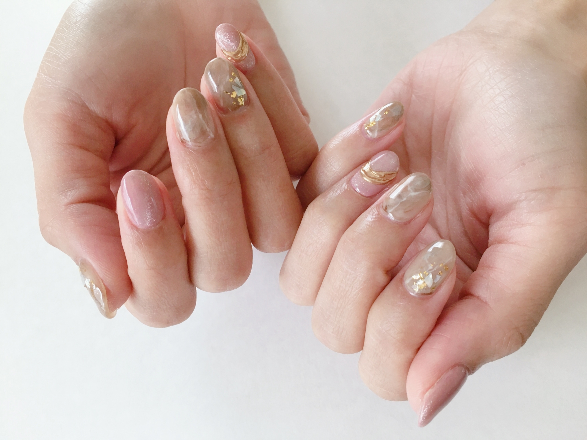 ニュアンスネイルがデザインされた指先