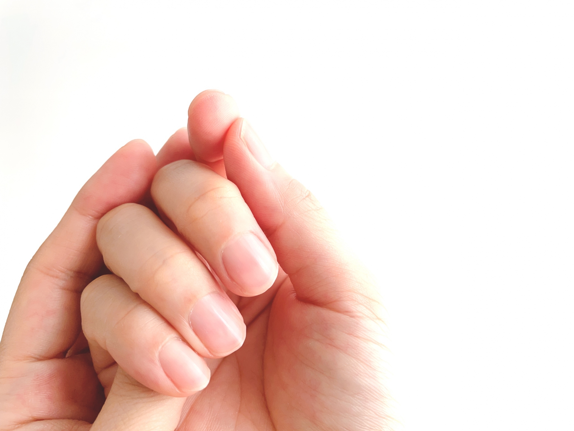 短く切り揃えられた爪