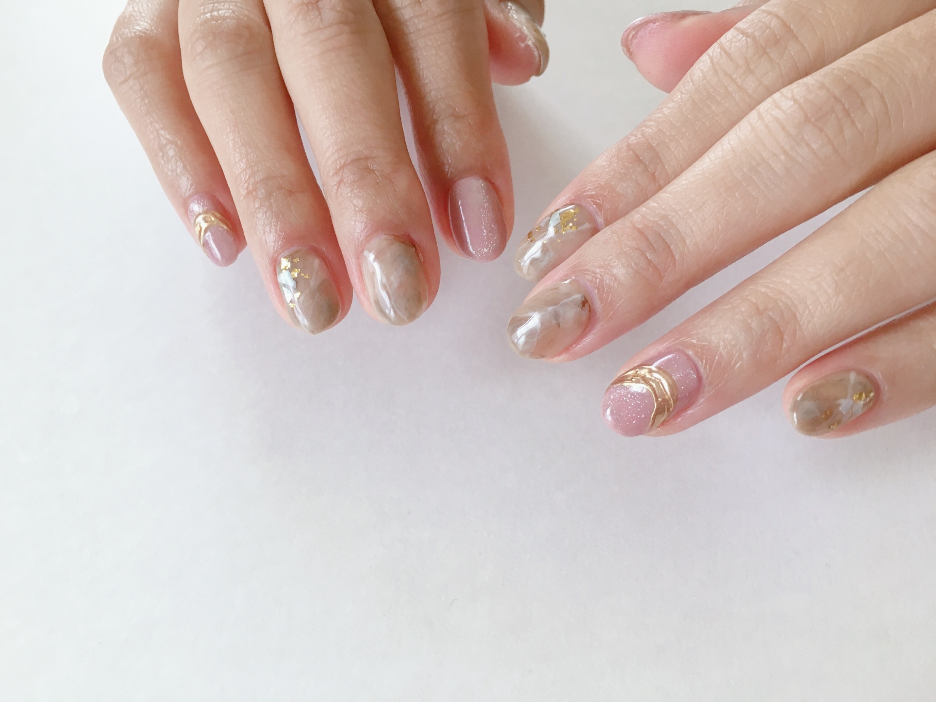 ミラーネイルデザインの手元