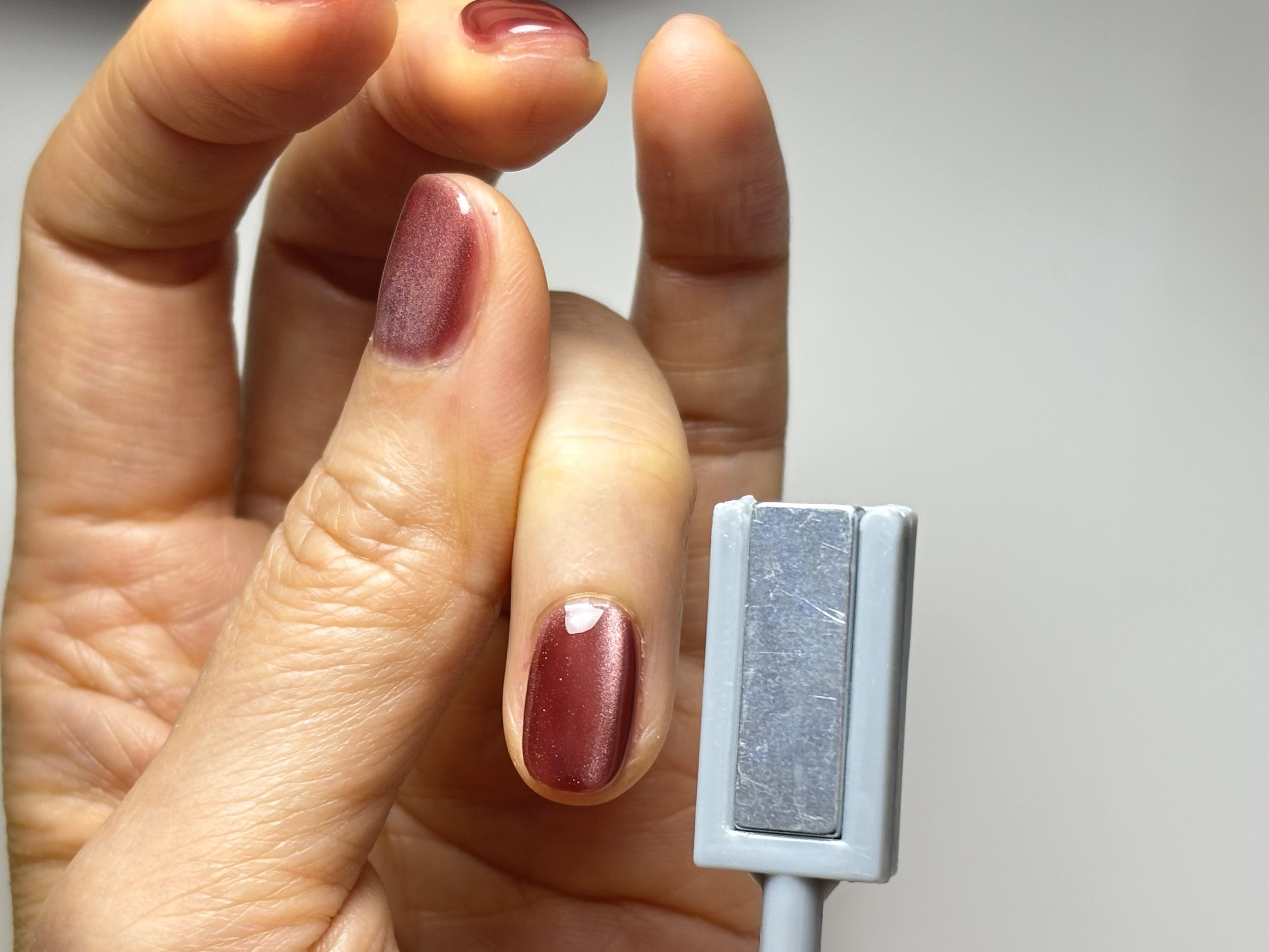 マグネットネイルに磁石を近づけている様子