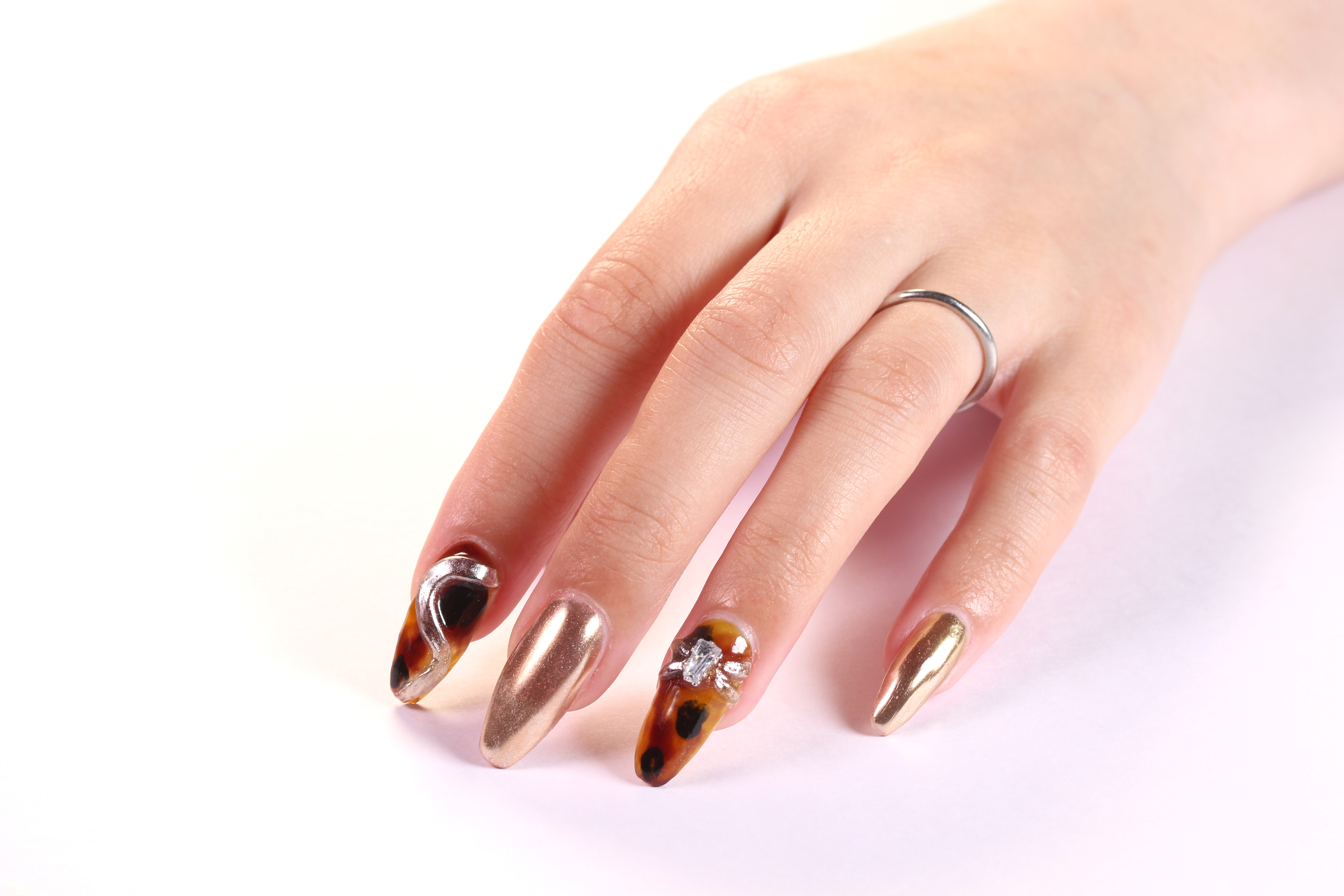 ミラーネイルがデザインされた指先
