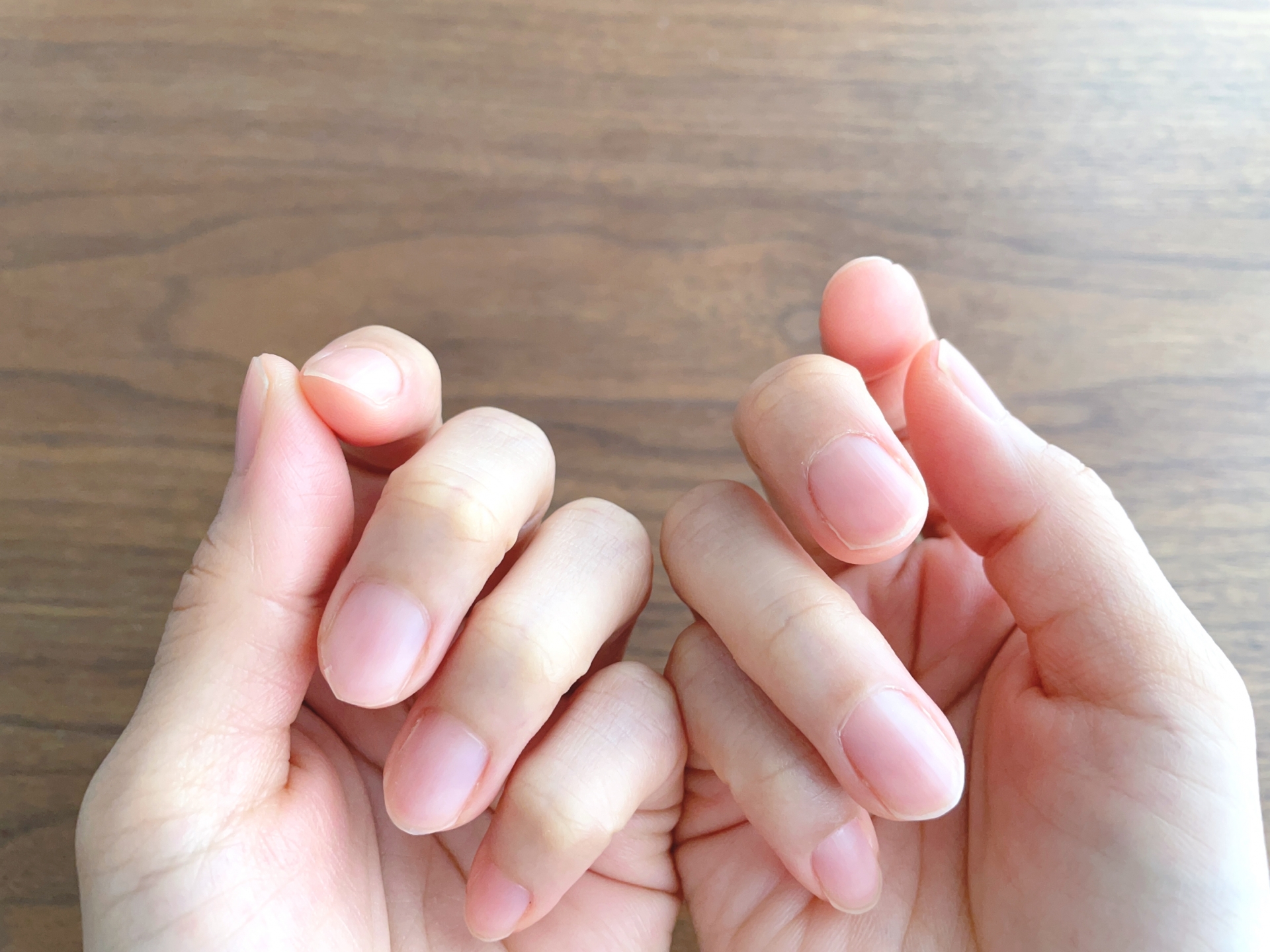 綺麗に切り揃えられた爪