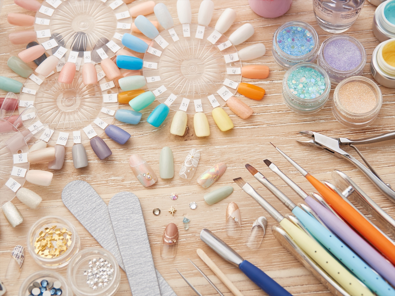 ブラシやパーツなどジェルネイルに必要なアイテムイメージ