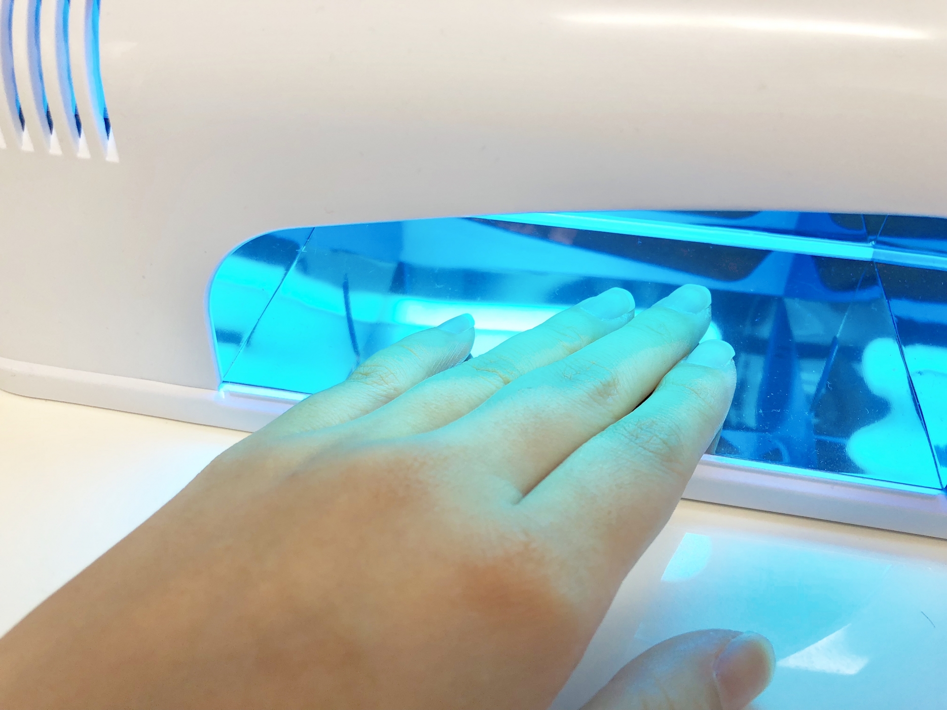 ライトでジェルネイルを硬化させている様子