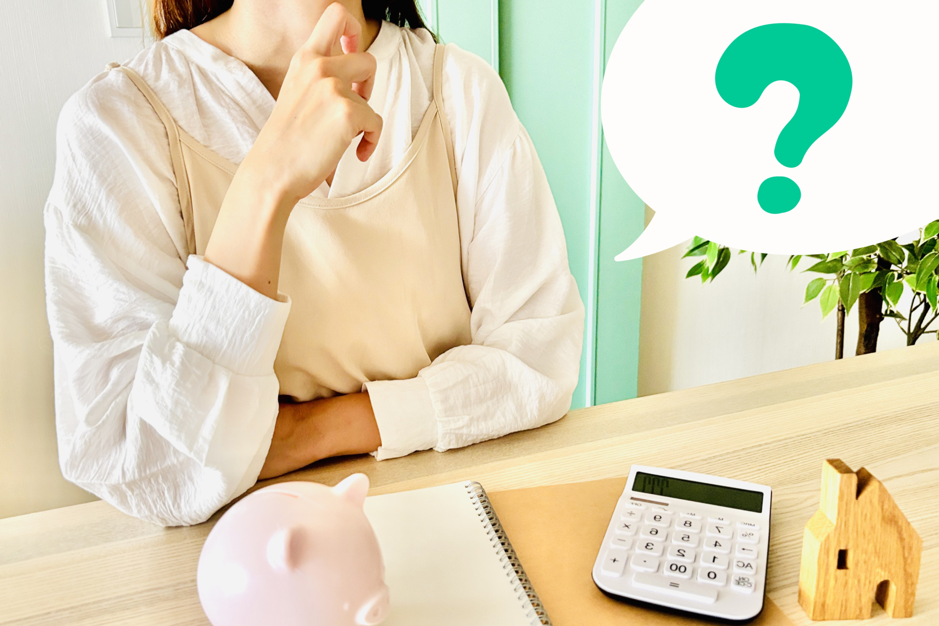 お金に関して考えている女性