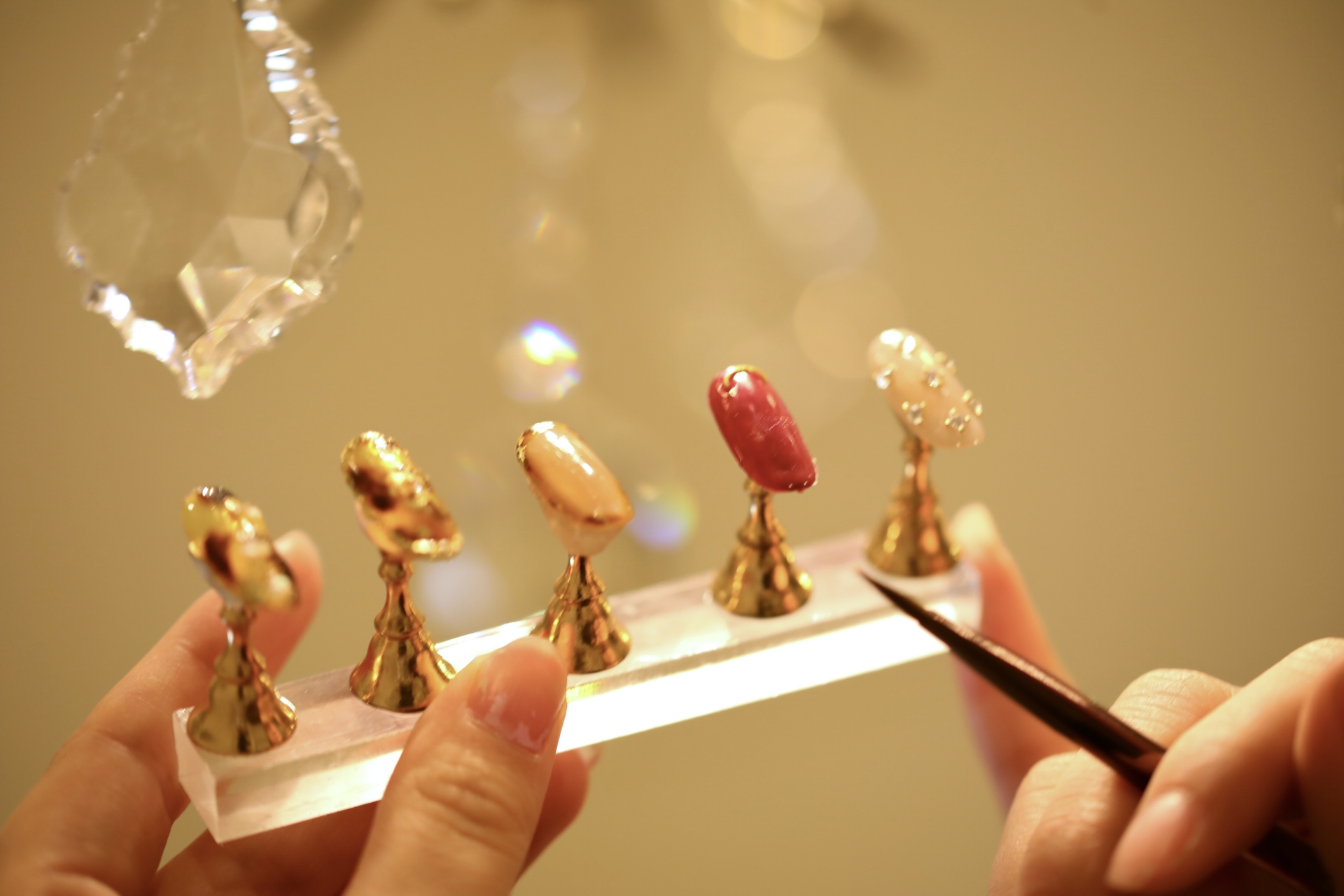 ネイルチップを作成している人の手元
