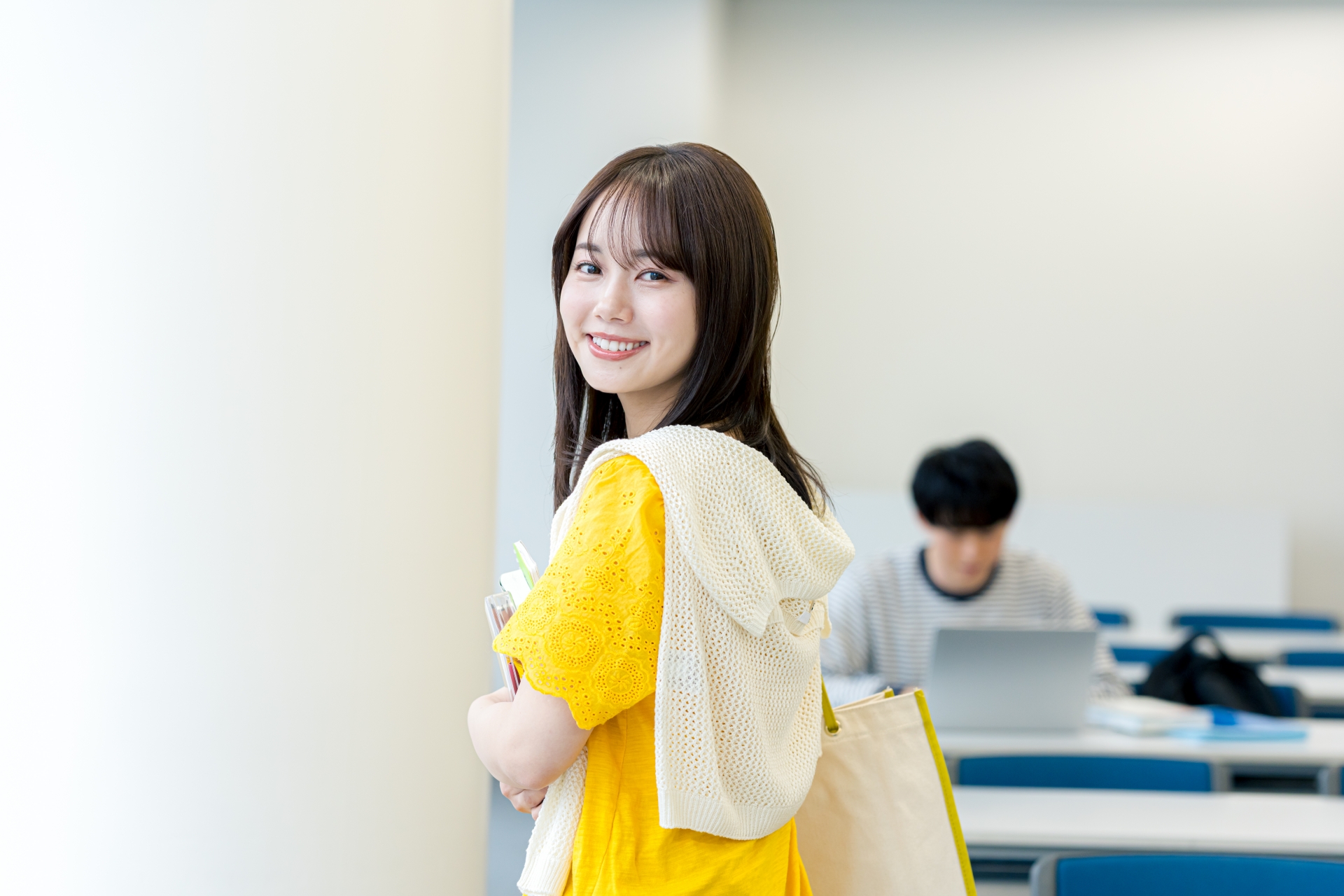 笑顔で振り返る女子学生
