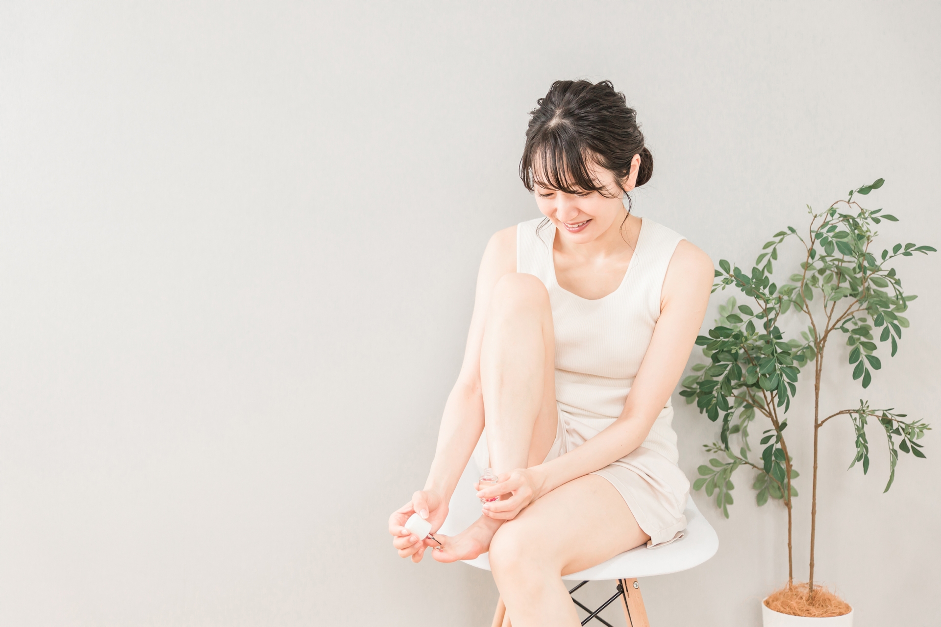 セルフでフットネイルを楽しんでいる女性