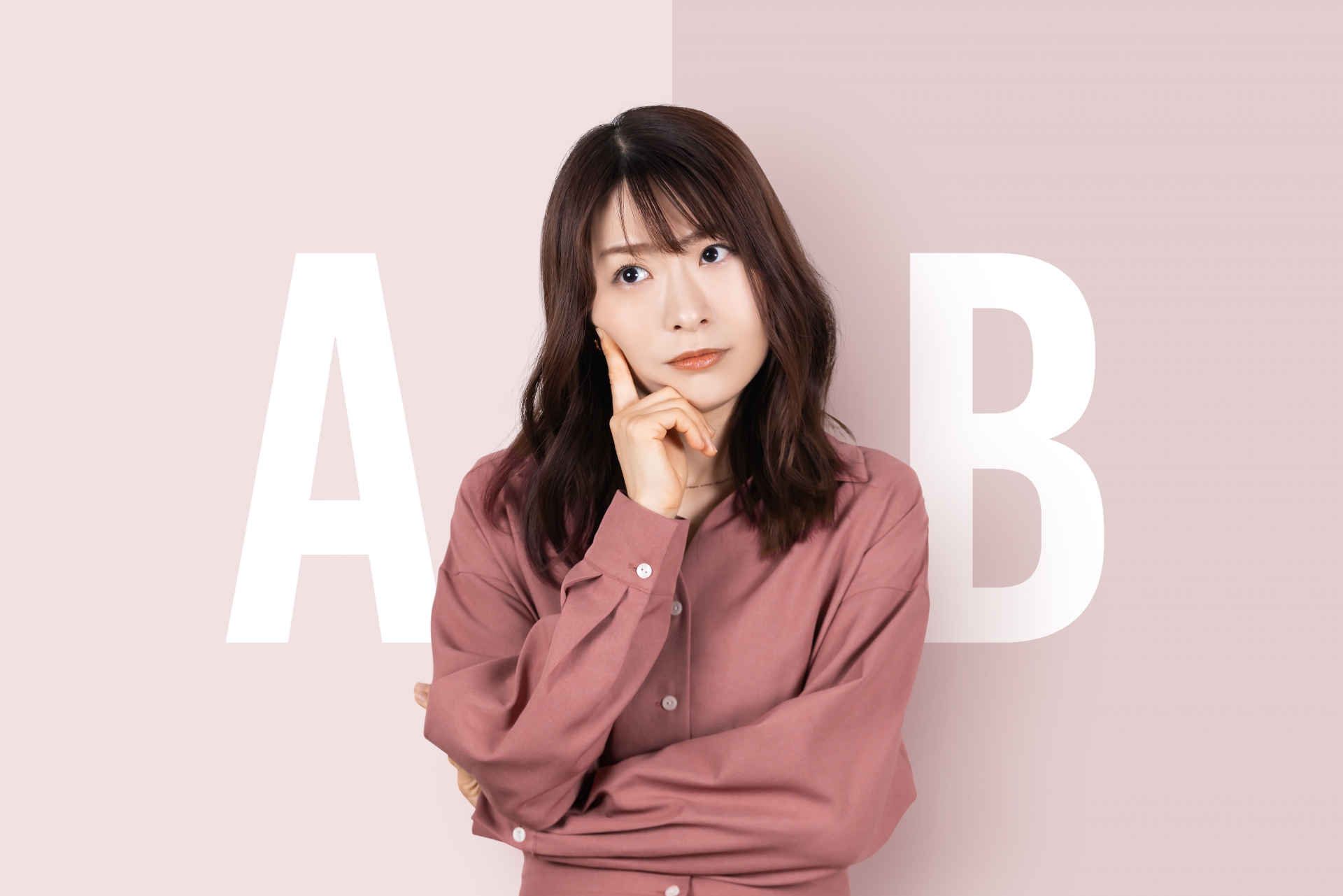 AとBとで悩む女性の画像