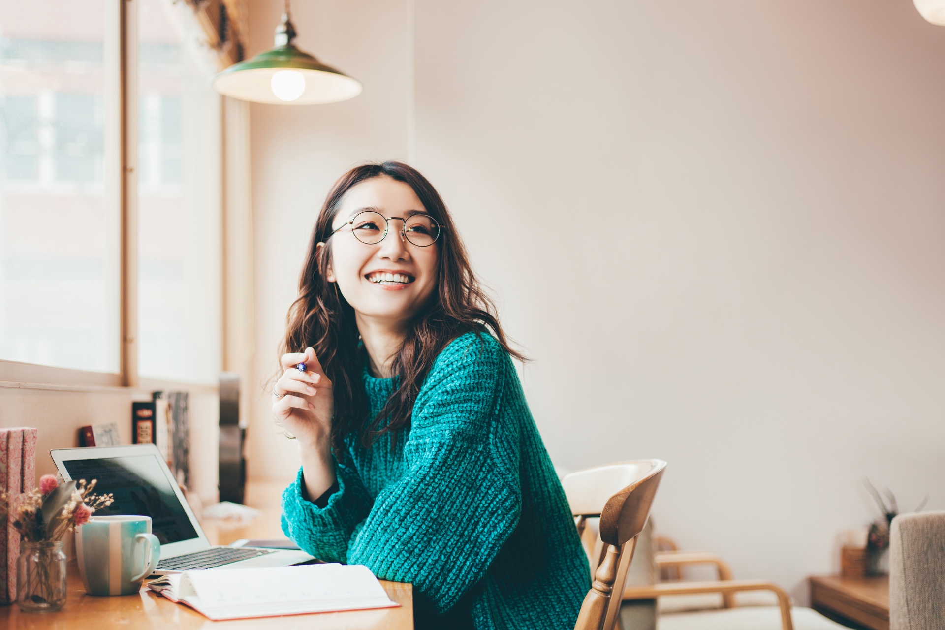 働きながら勉強をする女性
