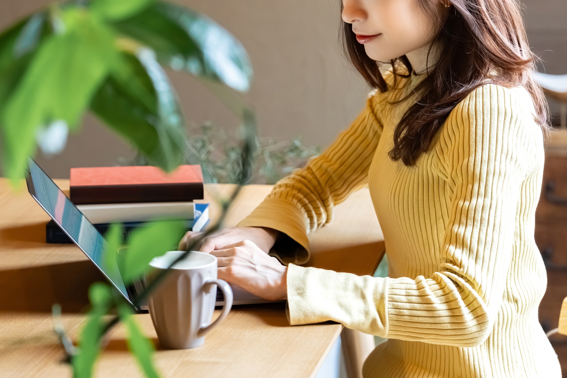 自宅でパソコンを使って勉強をする女性