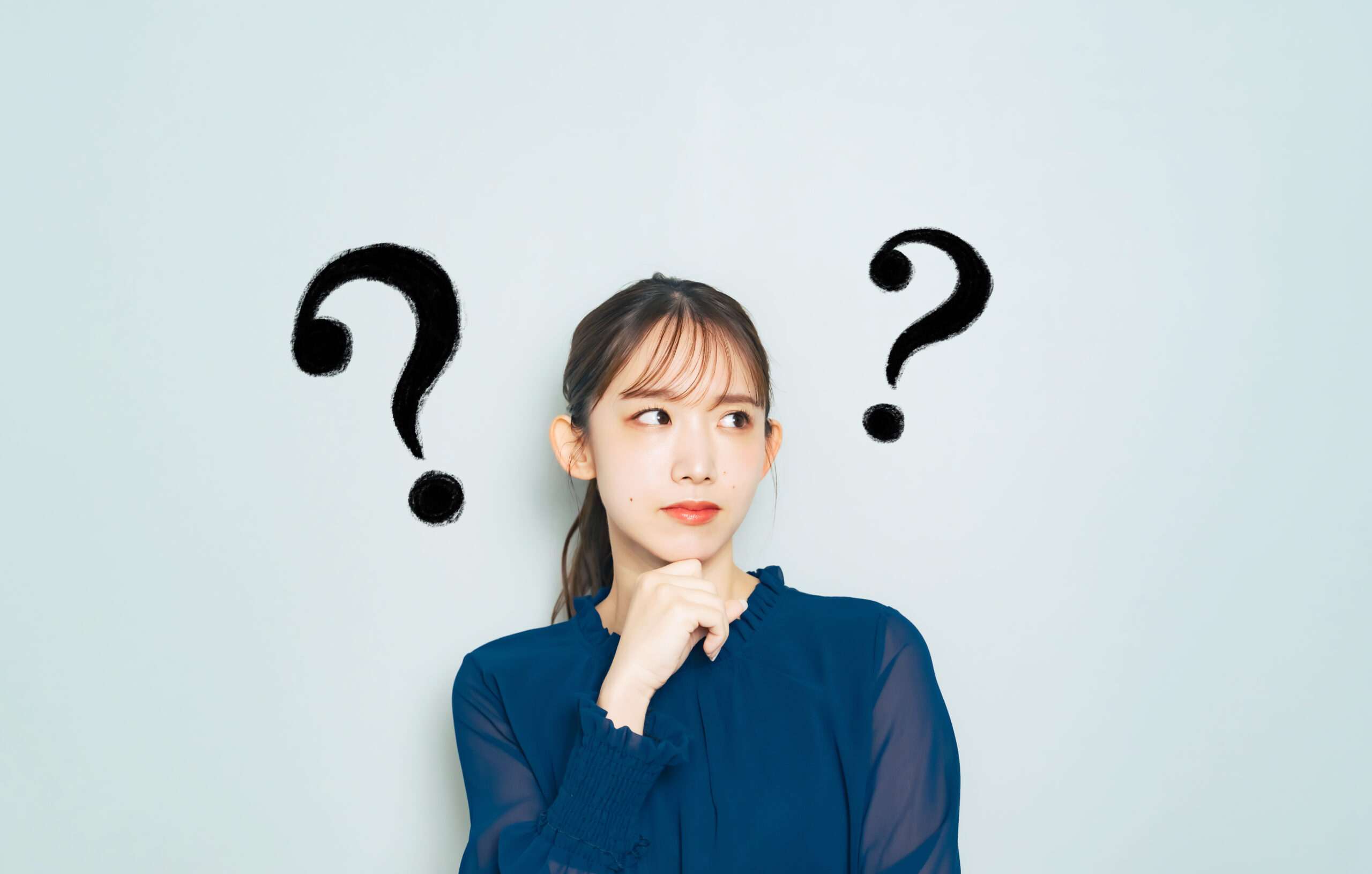 クエッションマークと疑問の顔をしている女性