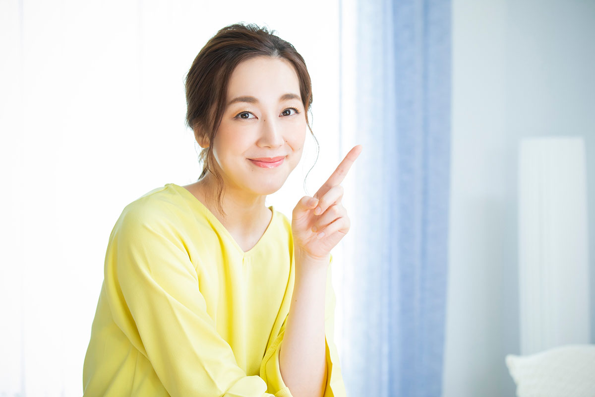 ポイントを説明しようとしている女性