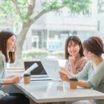休憩スペースで談笑する女子学生
