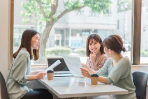 休憩スペースで談笑する女子学生